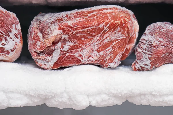 冷凍氷と雪の大量の冷凍庫の赤身の肉の大きな部分 — ストック写真