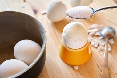 Kahvaltı da haşlanmış tavuk yumurtası üzerine tuz koymak