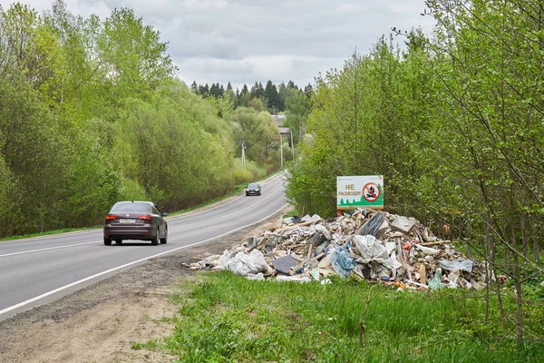 Купа сміття, що лежить на узбіччі дороги російської сільської дороги — стокове фото