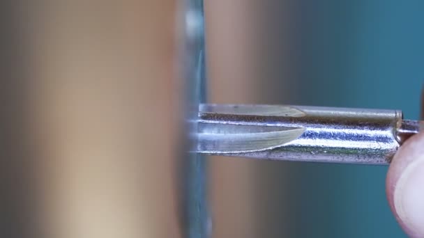 Plan macro d'une clé insérée dans le trou de la clé et tournée par la main d'un homme. Vue latérale. Vidéo de résolution 4K .