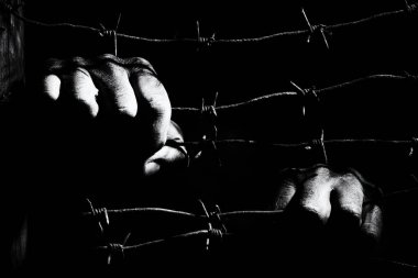 Erkek eller karanlıkta gergin paslı dikenli tel tutun