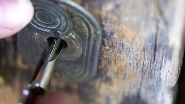 Schlüssel in Schlüsselloch gesteckt und von männlicher Hand gedreht — Stockvideo