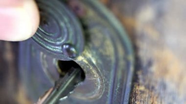 Anahtar ahşap kapıda bir anahtar deliğine yerleştirilir ve elle döndürüldü