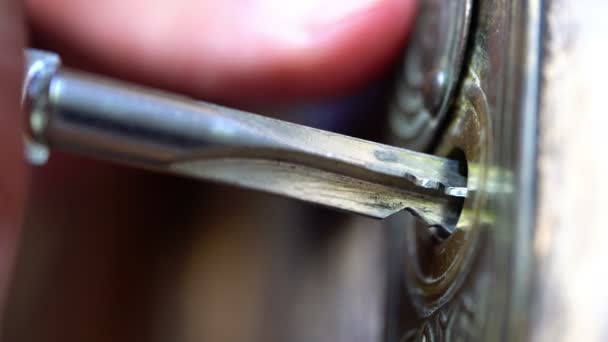 Chave inserida em um buraco de chave na porta de madeira e girada à mão — Vídeo de Stock