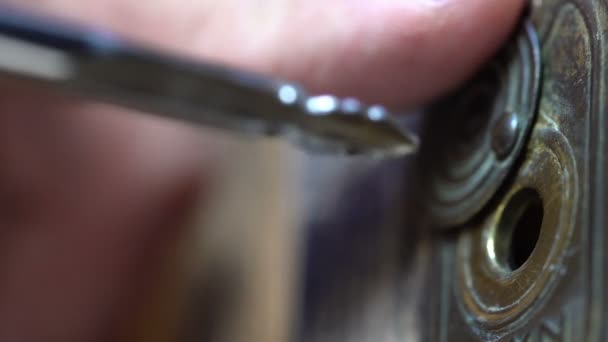 Clé insérée dans un trou de serrure dans la porte en bois et tournée à la main 