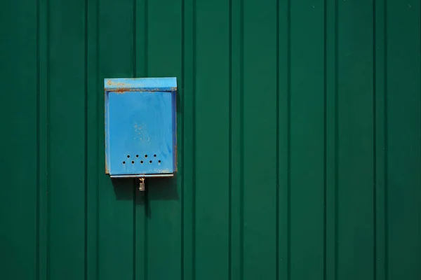 Velha caixa de correio enferrujado na parede de metal — Fotografia de Stock