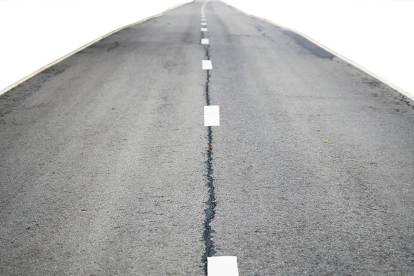 Strada asfaltata grigia squallida con linee divisorie bianche isolate su bianco — Foto Stock