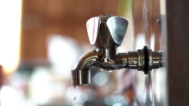 水滴滴从厨房或浴室的旧有缺陷的水龙头滴 水或时间泄漏的概念 慢动作视频 侧视图 — 图库视频影像