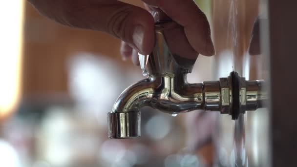 人間の手が開き 古い水栓を閉じ そこから水が流れます 4K解像度のビデオ 側面図 — ストック動画