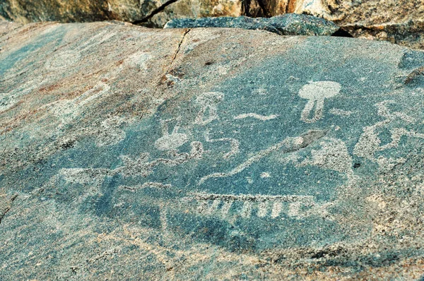 Onega göl kıyısının taş plakaları üzerinde antik gravürler petroglifler — Stok fotoğraf