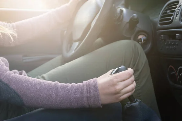 Young girl is driving the car with a manual gearbox — Stock Photo, Image
