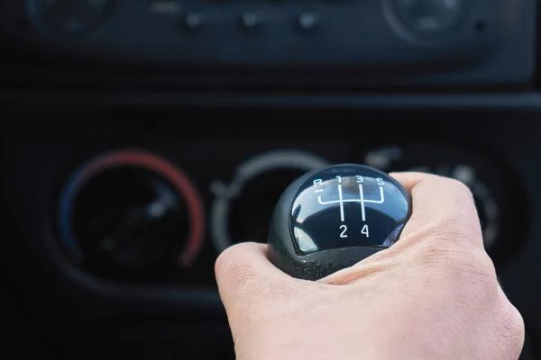 Hand of a girl holding a gearshift in the car — Stock Photo, Image