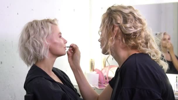 Maquiagem Feminina Fazendo Uma Maquiagem Profissional Para Uma Bela Modelo — Vídeo de Stock