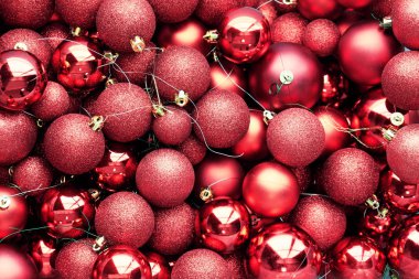 Topları büyük miktarda Kırmızı Noel parlak topları arka plan