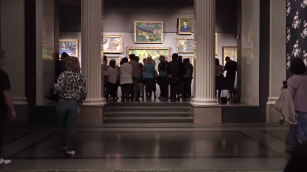 Moskou Rusland Juli 2019 Mensen Bekijken Schilderijen Impressionistische Tentoonstelling Het — Stockvideo