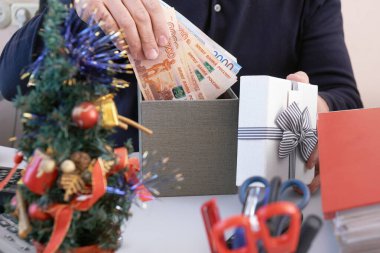 Müdür Noel arifesinde işyerinden ikramiye alıyor.