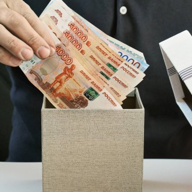 Erkek eller hediye kutusundan para alır. Yakın plan.