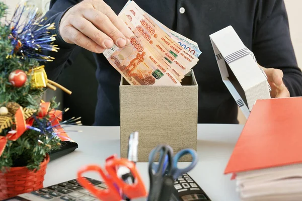 Менеджер получает денежный бонус на рабочем месте в канун Рождества или Нового года — стоковое фото