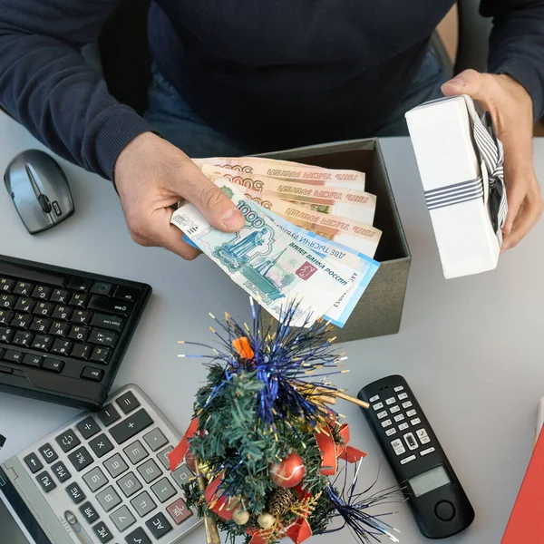 Менеджер получает денежное вознаграждение на рабочем месте в канун Рождества или Нового года — стоковое фото