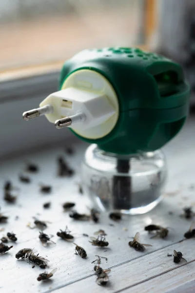 Fumigator Med Flytande Insekticid Som Står Fönsterbrädan Bland Stor Mängd — Stockfoto