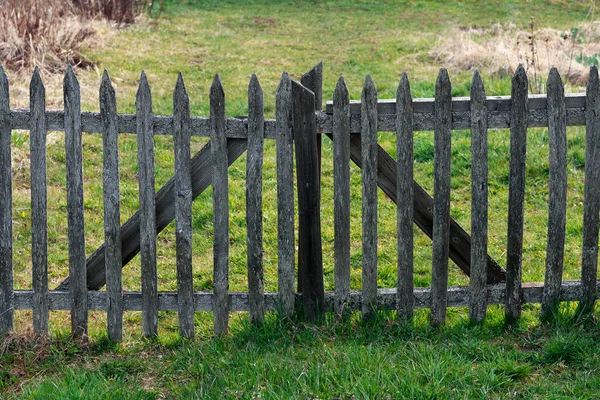 Gesloten Houten Poorten Van Een Oud Russisch Landhuis Zomer — Stockfoto