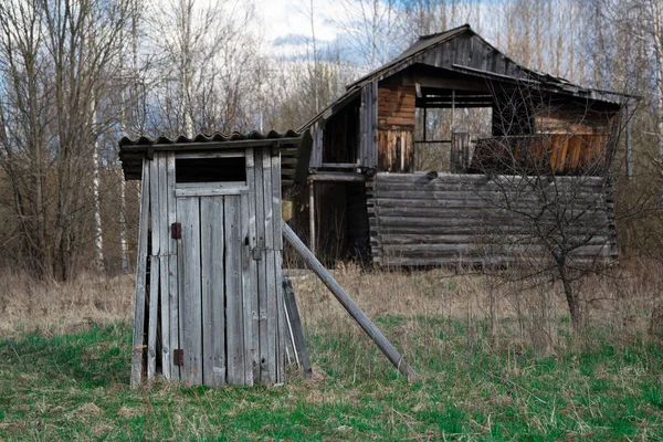 Oude Houten Dorp Shabby Toilet Voorgrond Met Een Verlaten Gebroken — Stockfoto