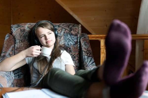 Träumendes Teenie Mädchen Sitzt Während Der Pause Online Webinar Der — Stockfoto