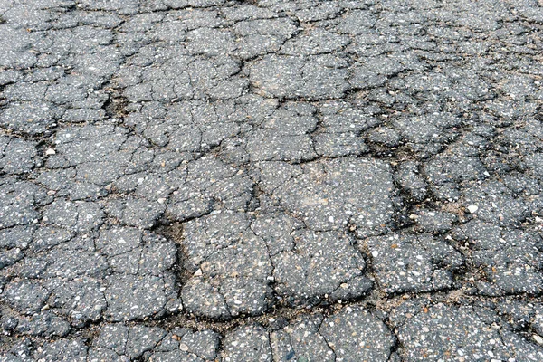 Frammento di strada di campagna russa con asfalto incrinato — Foto Stock