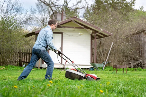 Hombre Caucásico Mediana Edad Cortando Hierba Usando Una Cortadora Césped — Foto de Stock