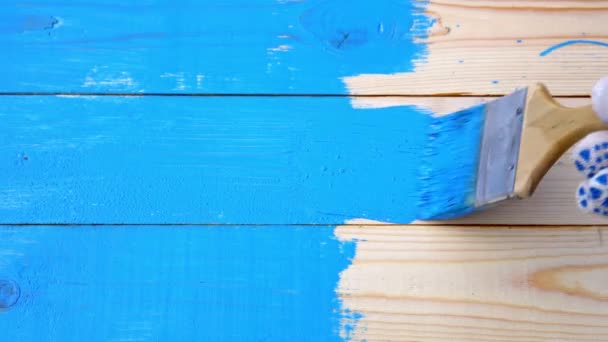 Ressamlar elle boyarlar ahşap tahtaları mavi boyayla boyar yakından fırça ile. — Stok video