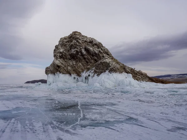 冬季贝加尔湖惊人的岩石形成 图库照片