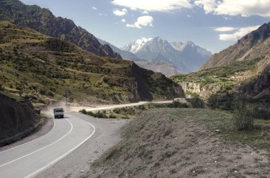 Gökyüzü ve bulutlu güzel dağ manzarası