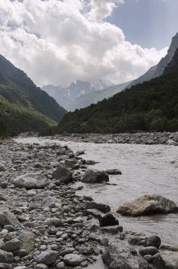 Dağlardaki dağ nehri