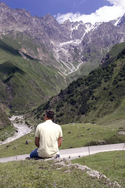 Junger Mann Genießt Schöne Berglandschaft — Stockfoto