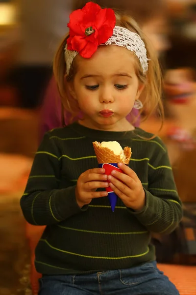 Портрет Малышки Кушающей Мороженое Смешное Эмоциональное Выражение Лица — стоковое фото