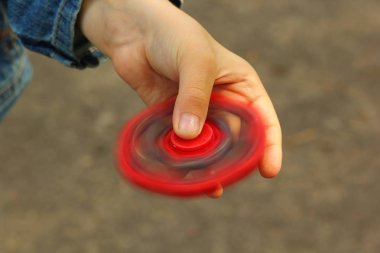 Kırmızı oyuncak topluca spinner ile oynayan çocuğun el yakın çekim