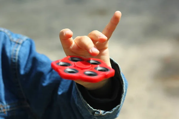 Primer Plano Mano Del Niño Jugando Con Juguete Rojo Fidget — Foto de Stock