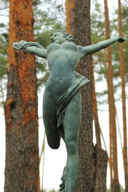 Irpin, Ukrayna - 9 Mayıs 2018: Bronz heykel çıplak bir kadın merkezi kamu Park, modern sanat