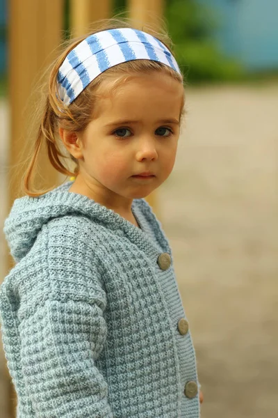 Närbild Porträtt Allvarlig Småbarn Flicka Blå Handgjorda Stickad Kofta Och — Stockfoto