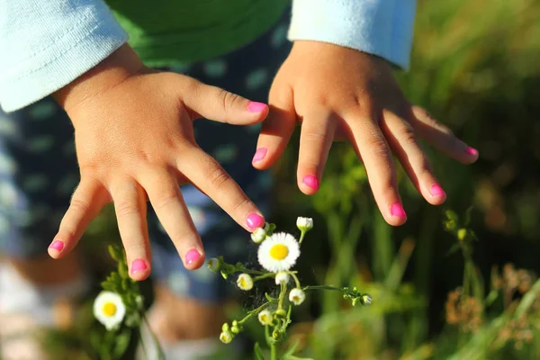 Close Van Peuter Meisje Nagels Roze Geschilderd — Stockfoto