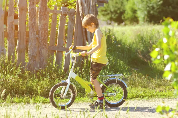 Зажженный Профиль Шестилетнего Мальчика Который Учится Ездить Велосипеде Деревне — стоковое фото