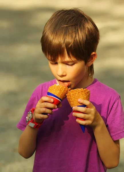 Portret Chłopca Jedzenia Dwa Lody Ponieważ Nie Może Wybrać Jest — Zdjęcie stockowe