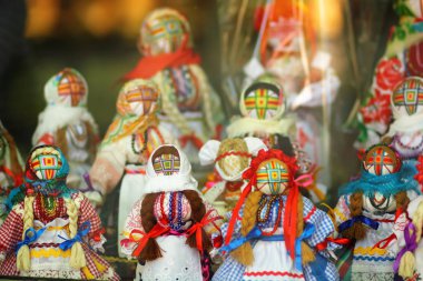 Poltava, Ukrayna - 4 Mayıs 2018: Motankas - geleneksel Ukrayna bebek oyuncak dükkanı penceresinde ekranda. Sembol doğurganlık ve ev veliler, onlar çocuk hayal gücü geliştirmek izin yok yüzler var