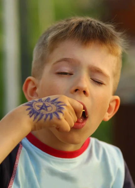 Retrato Niño Comiendo Patatas Fritas Con Los Ojos Cerrados —  Fotos de Stock