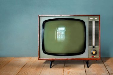 Eski mavi duvar arka plan karşı ahşap tablo Vintage Tv ayarlama