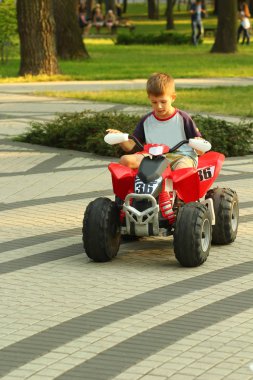 Çocuk arabası güneşli yaz Park büyük kırmızı oyuncak