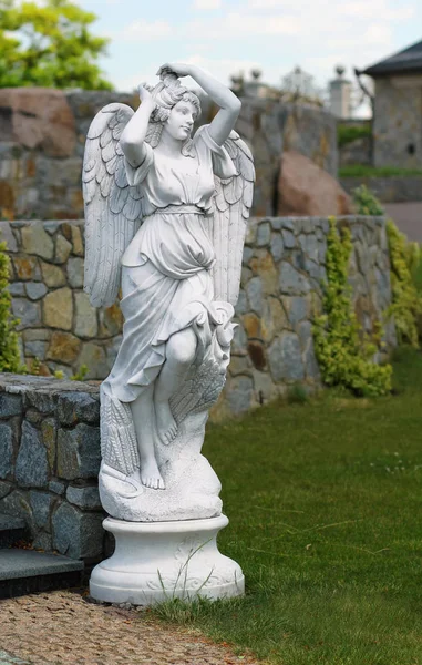 经典白色大理石雕像的年轻女士天使 景观装饰 — 图库照片