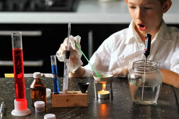 Jovem Cientista Químico Surpreendido Fazer Suas Experiências Científicas Crianças Stem — Fotografia de Stock