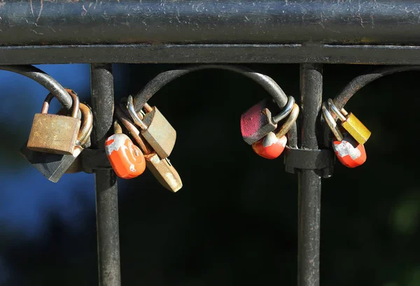 Viele Bunte Vorhängeschlösser Als Symbol Der Ewigen Liebe Auf Der — Stockfoto