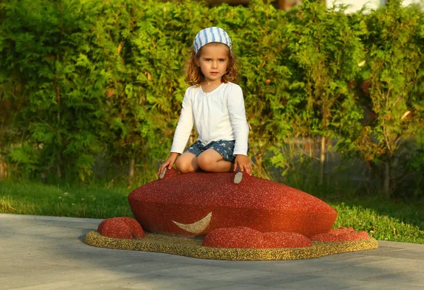 Menina Criança Alegre Playground Verão Iluminado Pelo Sol Parque Branco — Fotografia de Stock